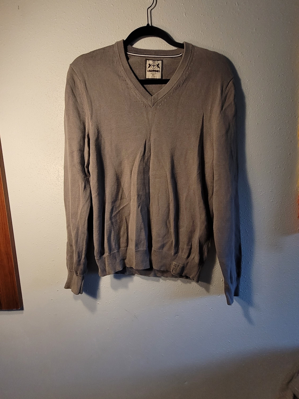 Express Men's V-Neck Sweater in Light Gray